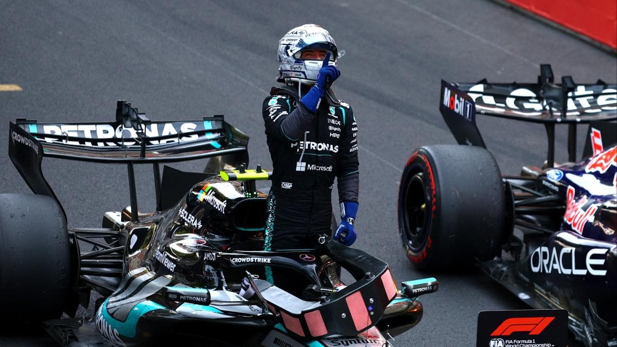 Formula 1 pistinde aracının yanında zaferini kutlayan Mercedes pilotu.