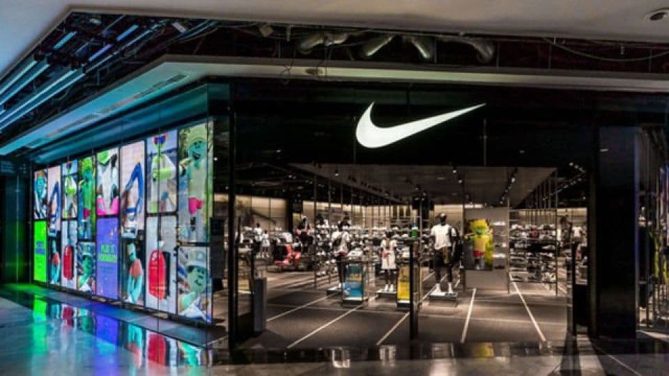 Nike'ın küresel operasyonlarında işten çıkarma kararı sonrası boşalan ofis masaları ve belirsizlik atmosferi.
