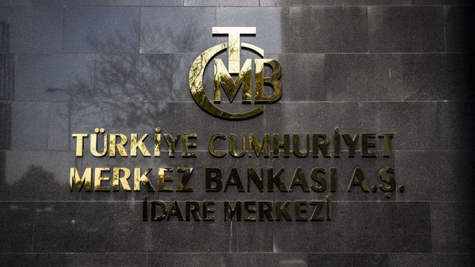 Türkiye Cumhuriyet Merkez Bankası (TCMB) binasının dış cephesindeki logo ve tabela.