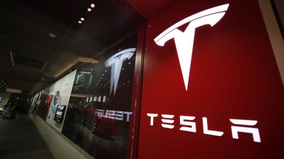 Tesla ve NatPower'ın Avrupa'daki enerji depolama yatırımı kapsamında kullanılan batarya üniteleri ve yenilenebilir enerji kaynakları.