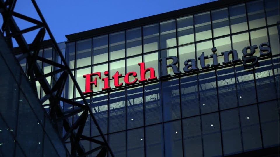 Kredi derecelendirme kuruluşu Fitch Ratings'in modern ofis binasının dış cephesi ve logosu.