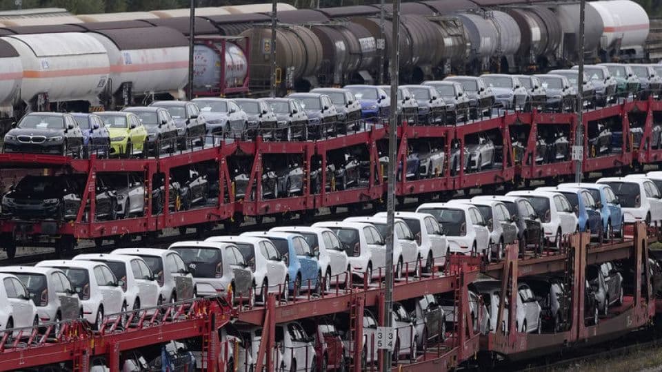 Almanya'da üretilen yeni otomobillerin sevkiyat için tren vagonlarına yüklendiği bir lojistik alanı.