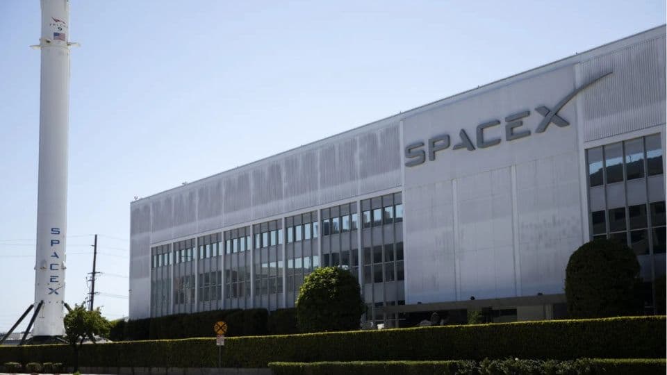 SpaceX binası ve roketi