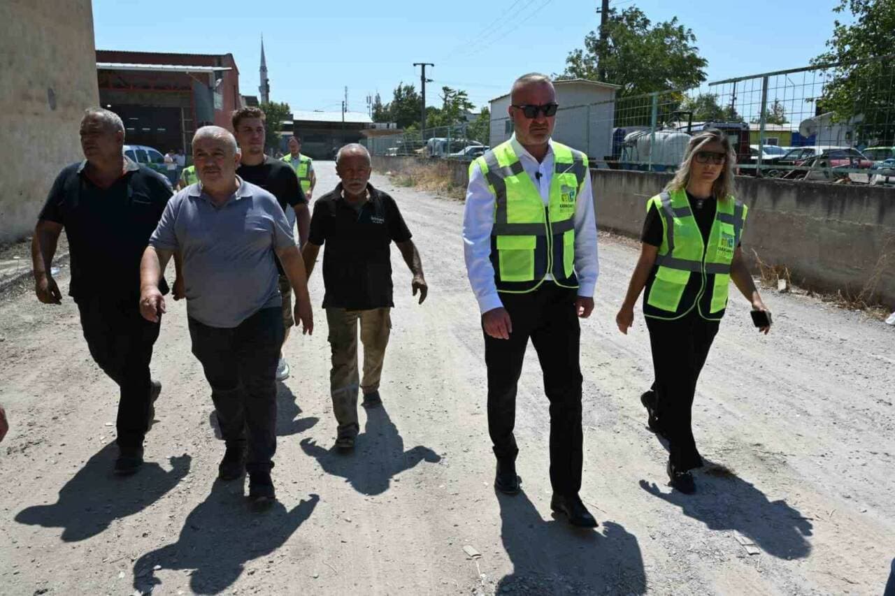 Karacabey Belediyesi'nden Kapsamlı Yol Çalışması: Mahalle ve Sanayi Bölgeleri Yenilendi
