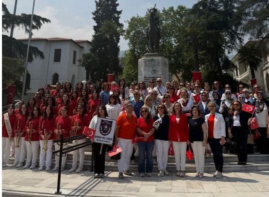 Bursa Kız Lisesi'nin Şampiyon Basketbol Takımı 40 Yıl Sonra Yeniden Bir Araya Geldi