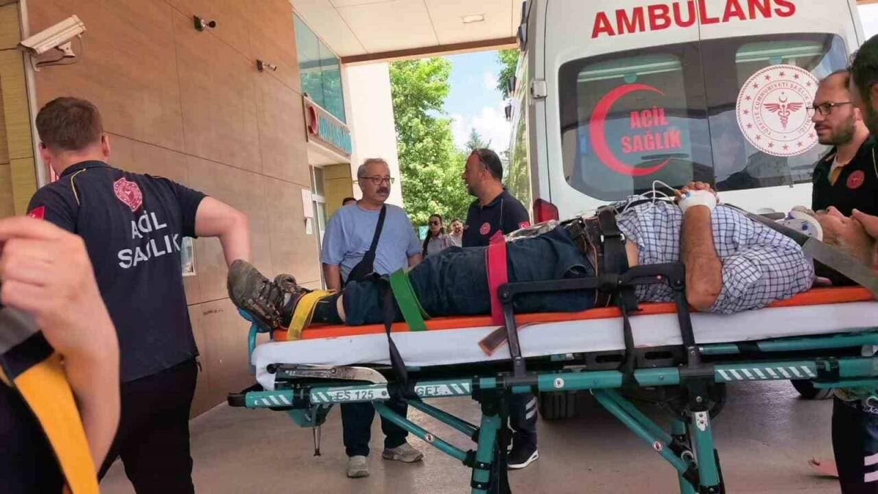 Bursa İnegöl'de traktör kazasında yaralanan kişinin ambulansa taşınması.