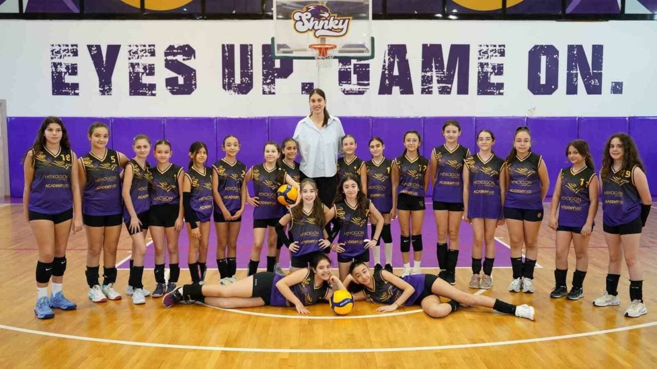 Milli Voleybolcu Kübra Akman Bursa'da Öğrencilere İlham Verdi