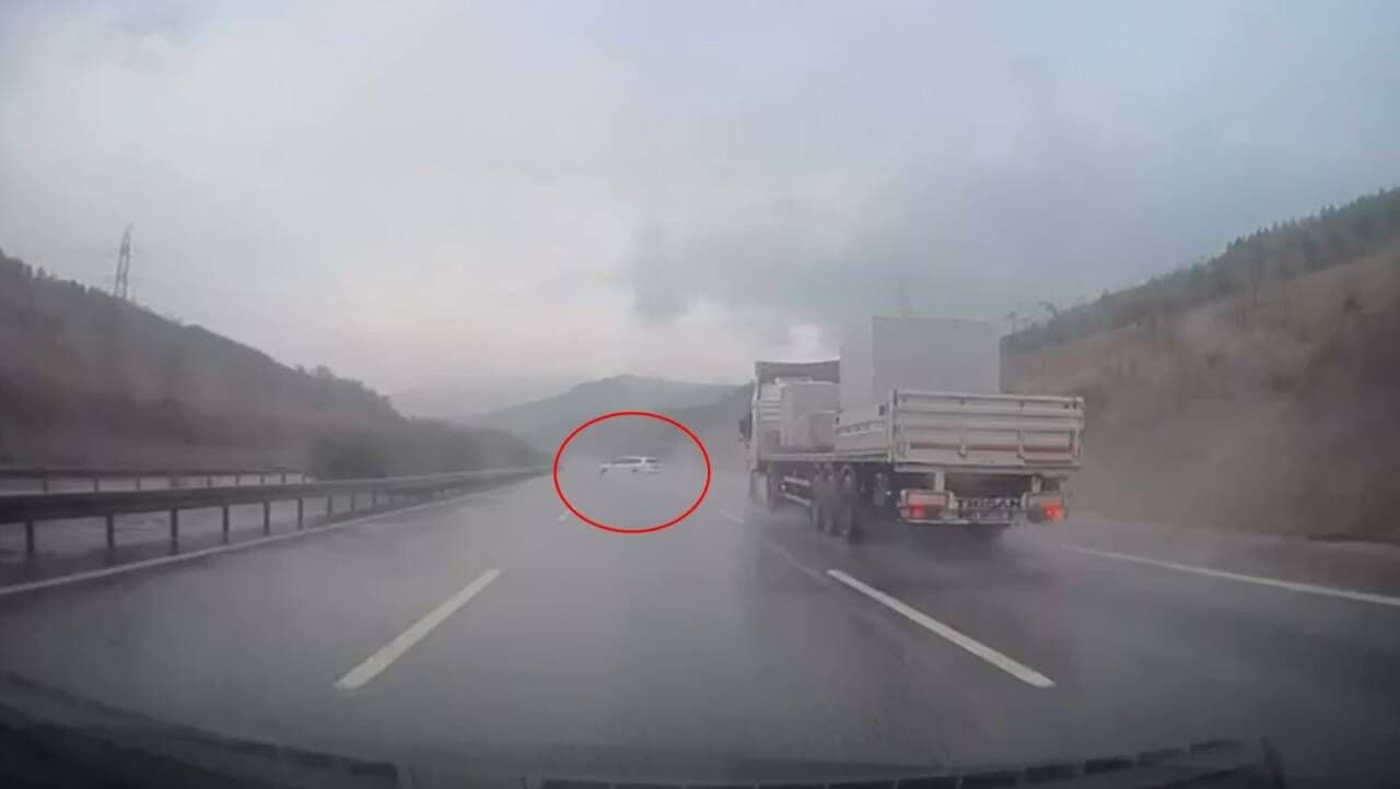 Bursa-İstanbul kara yolunda yağışlı havada bariyerlere çarpan otomobilin araç kamerası görüntüsü.