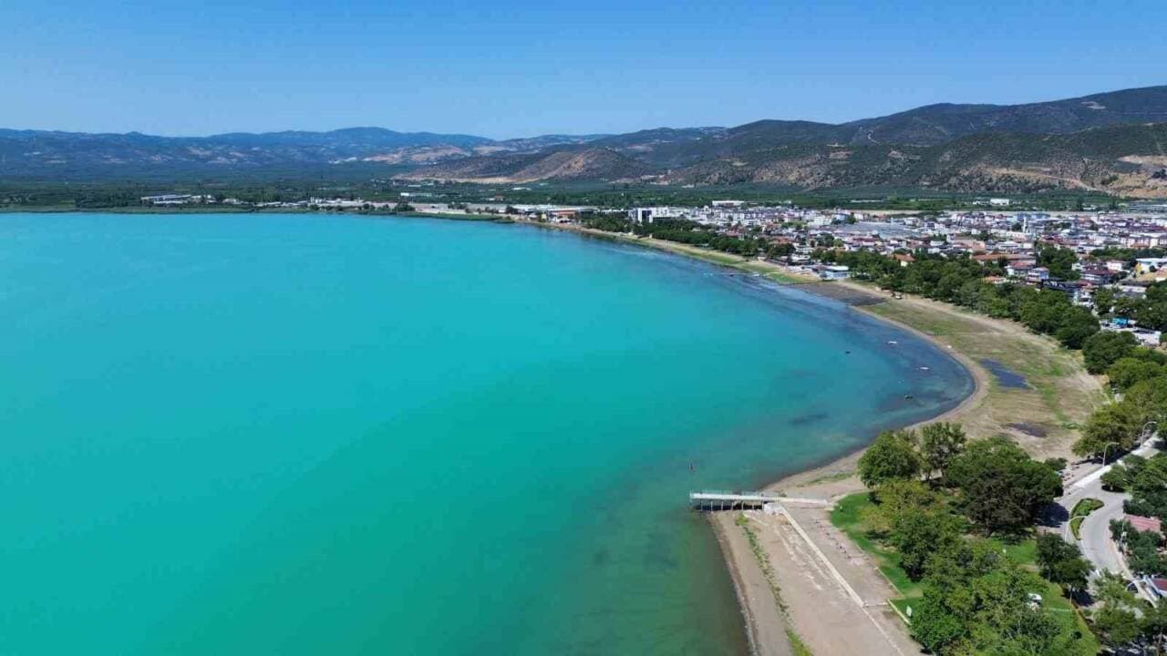İznik Gölü'nün plankton patlaması sonucu turkuaz renge bürünmüş hali, havadan görünüm.
