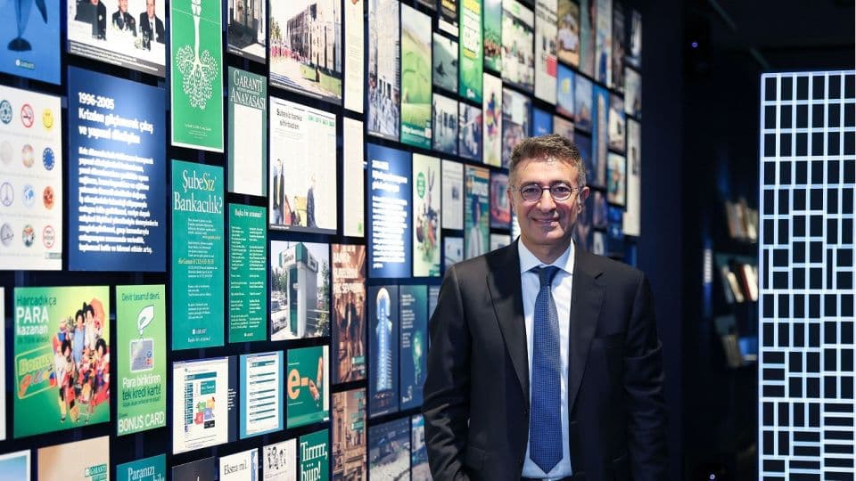 Garanti BBVA Genel Müdürü Mahmut Akten, 80. yıl dijital sergisinde.