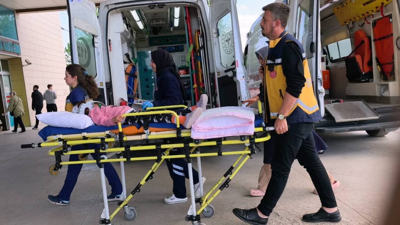 Bursa İnegöl'de balkondan düşen mermerle yaralanan çocuğun ambulansla hastaneye taşınması.