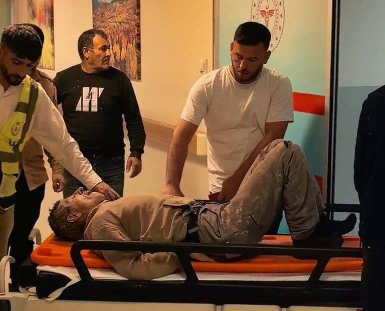 İnegöl'de fabrika inşaatında düşerek yaralanan işçi sedyede taşınırken.