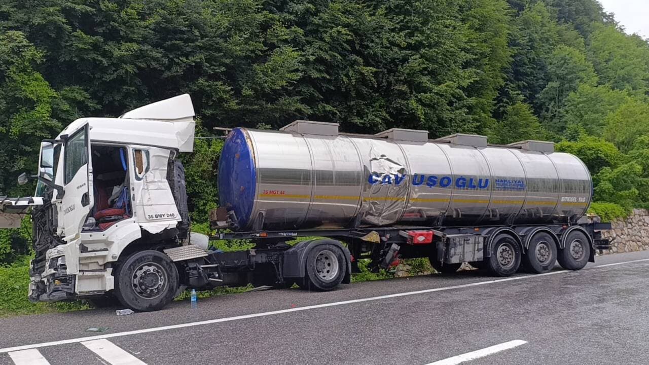 Bursa-Ankara yolunda bariyerlere çarpmış, hasarlı beyaz tanker.