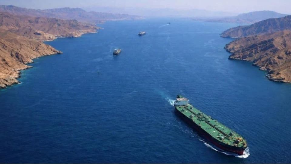 Hürmüz Boğazı'nda seyreden petrol tankerleri ve dağlık kıyılar.