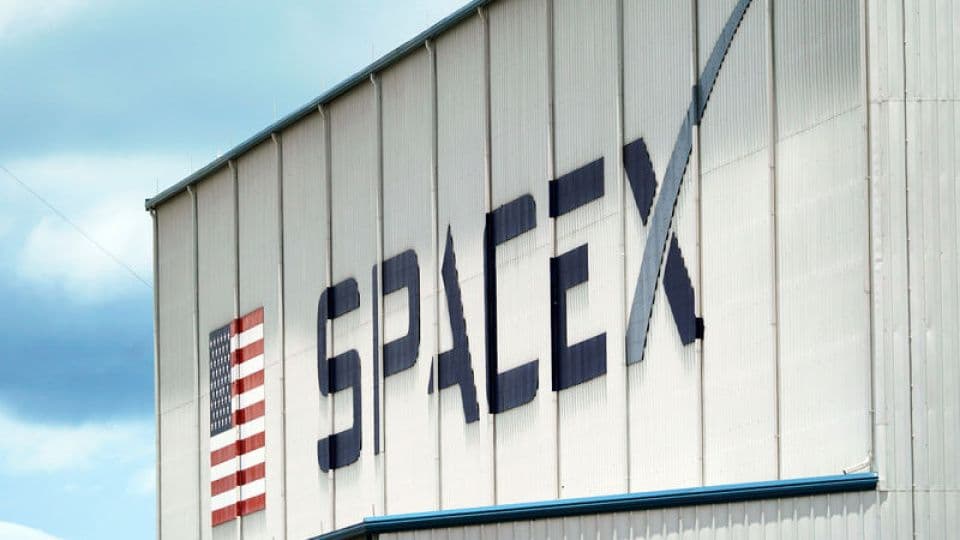 SpaceX şirket binası üzerindeki logo ve Amerikan bayrağı.