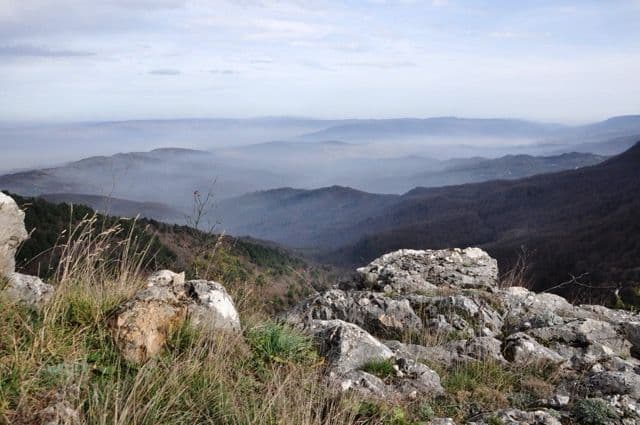 Bursa'daki Mindos Kalesi'nin bulunduğu Uludağ sırtlarından sisli ve dağlık bir manzara.