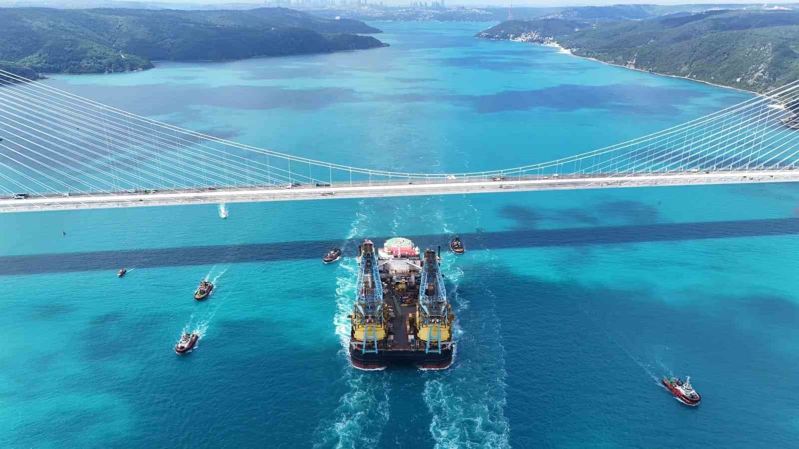 Saipem 7000 vinç gemisi İstanbul Boğazı'nda Yavuz Sultan Selim Köprüsü altından geçiyor.