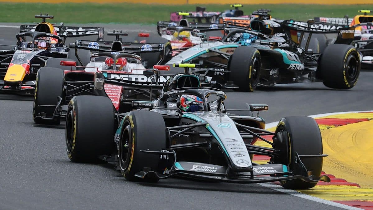 Formula 1 Belçika Grand Prix'sinde yarışan Formula 1 araçları.