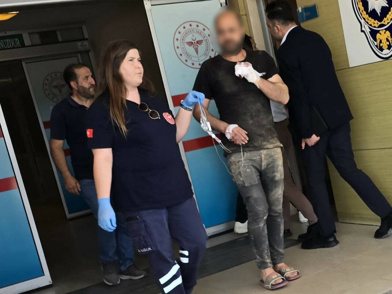 Bir mobilya atölyesinde ahşap kesim makinesi ve iş güvenliği ekipmanları.