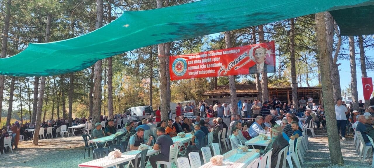 Bursa Keles Ana Sultan Anma ve Bereket Hayrı etkinliğinden kalabalık görünüm