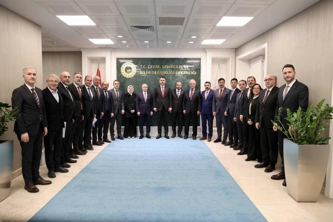 AK Parti Bursa Heyeti, Bakan Kurum ile Görüştü: Kentsel Dönüşüm ve Şehir Projeleri Masaya Yatırıldı