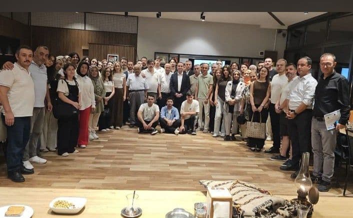 Bursa Keles Dağdibi Köyü'nde burs buluşması, gençler ve köy büyükleri bir arada.