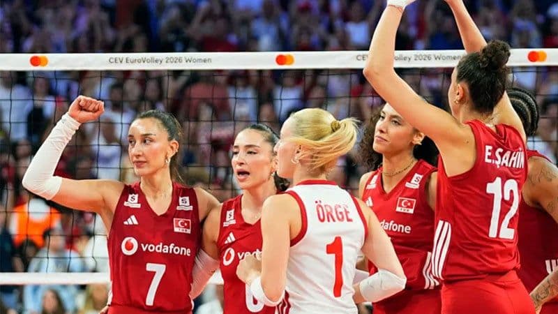 A Milli Kadın Voleybol Takımı oyuncuları voleybol sahasında, Avrupa Şampiyonası maçı sırasında.