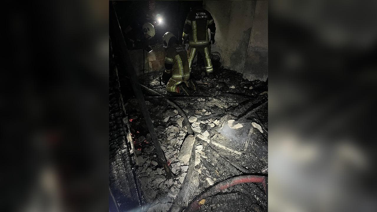 Bursa'daki ev yangını sonrası olay yerinde itfaiye ve ambulans ekipleri
