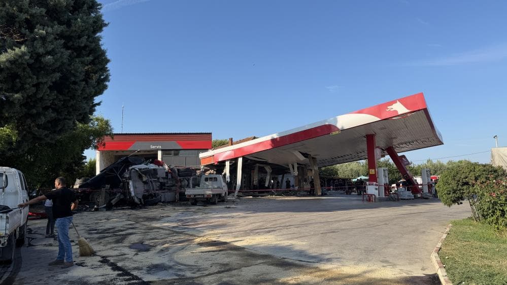 Bursa Orhangazi'de benzin istasyonuna çarpan tırın neden olduğu hasar, kaza sonrası olay yeri.