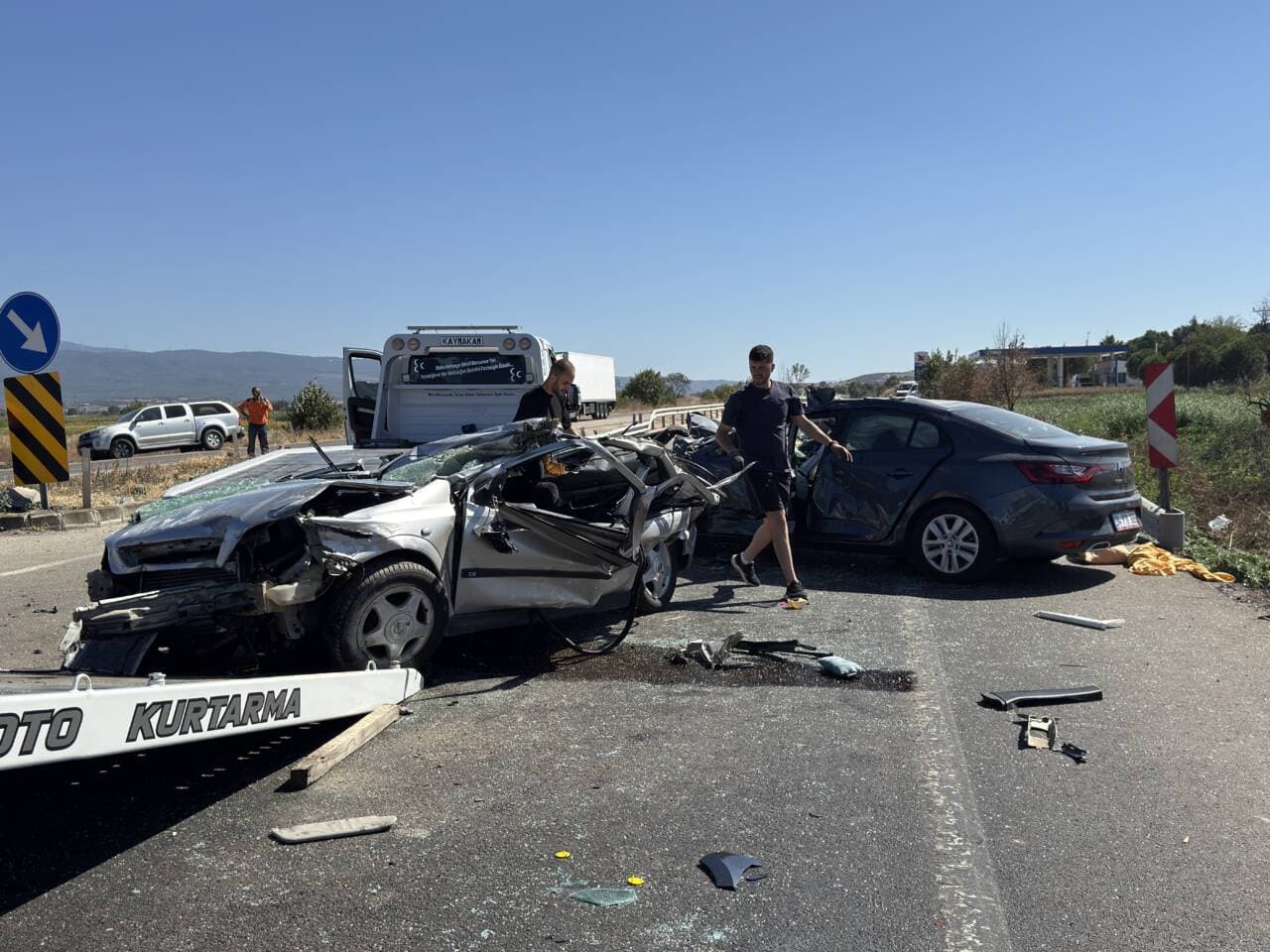 Balıkesir Susurluk'ta meydana gelen trafik kazasında çarpışan iki otomobil ve olay yeri.