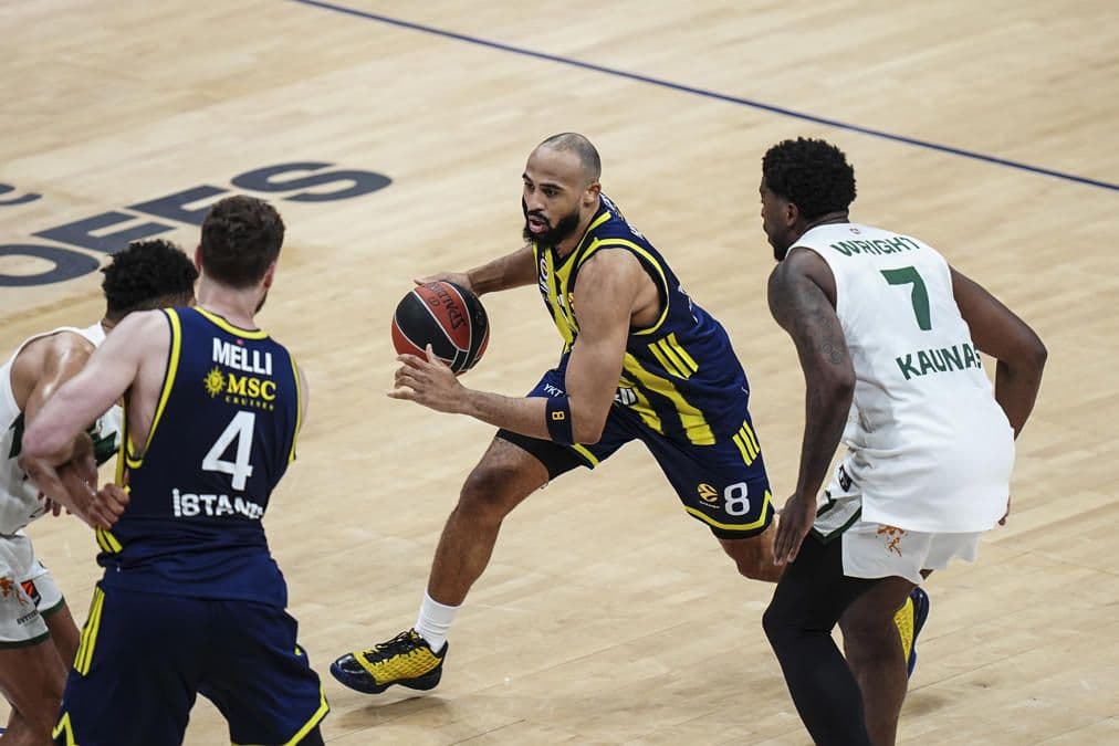 Fenerbahçe Beko ve Zalgiris oyuncuları EuroLeague play-off maçında mücadele ederken.