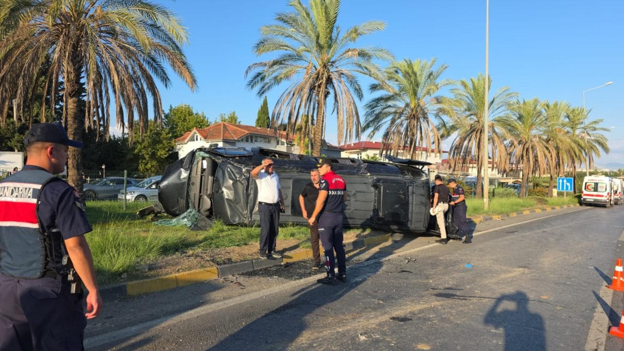 Antalya Manavgat'ta tur minibüsü ve iki otomobilin karıştığı zincirleme trafik kazası sonrası olay yeri, jandarma ekipleri ve devrilen araç.