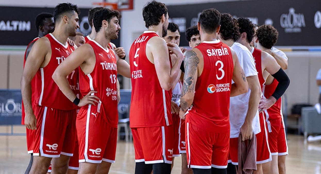 A Milli Erkek Basketbol Takımı oyuncuları maç sırasında bir araya gelmiş halde.