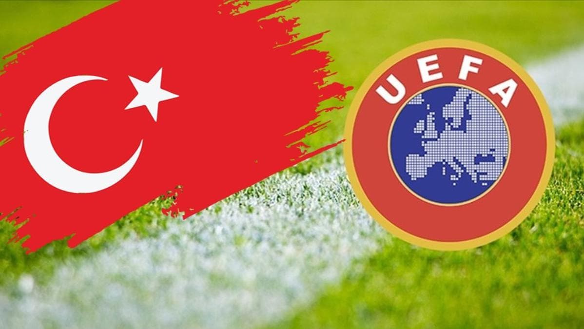 Türk bayrağı ve UEFA logosu, futbol sahası zemininde