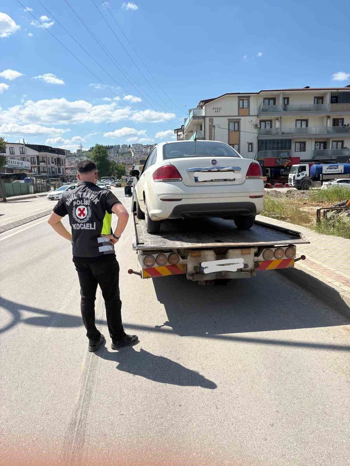 Kocaeli'de korsan taksiye yönelik denetimler kapsamında bir araç çekiciye yüklendi.