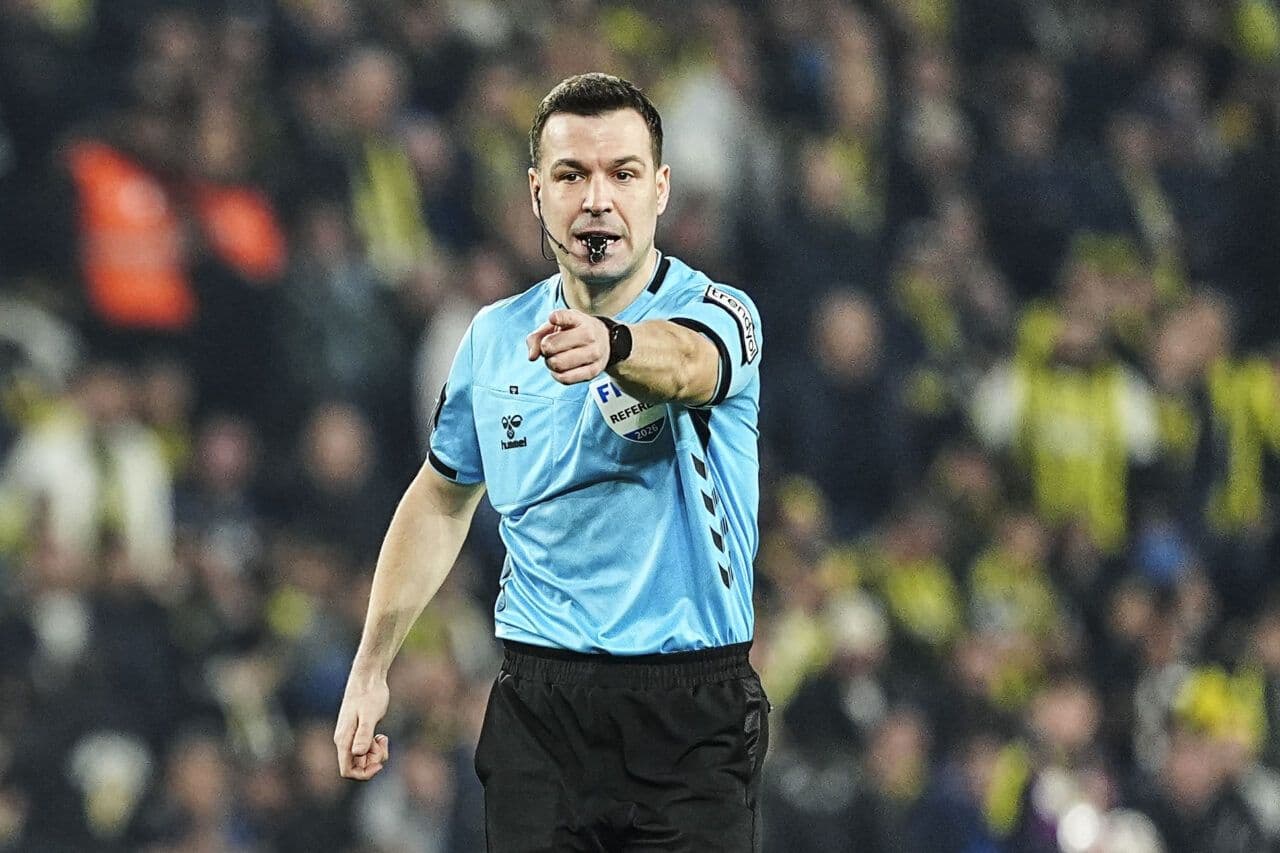 Süper Lig'e terfi eden hakem Cihan Aydın, bir maç sırasında düdük çalarken görülüyor.