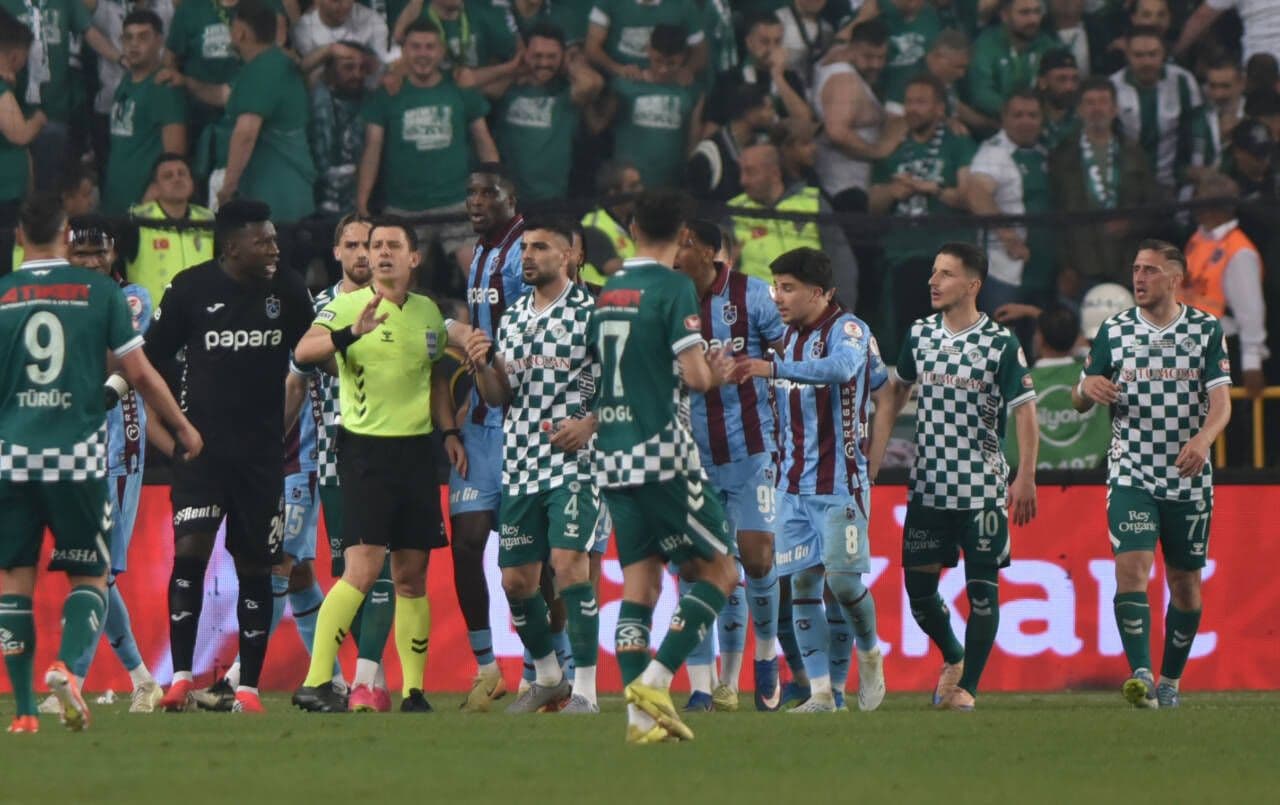 Ziraat Türkiye Kupası finalinde Trabzonspor ve Konyasporlu futbolcular ile hakem maç anında.