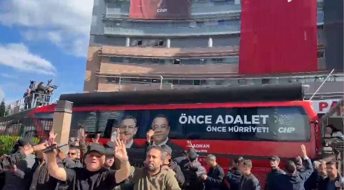 CHP Genel Merkezi önünde toplanan kalabalık ve parti otobüsü.