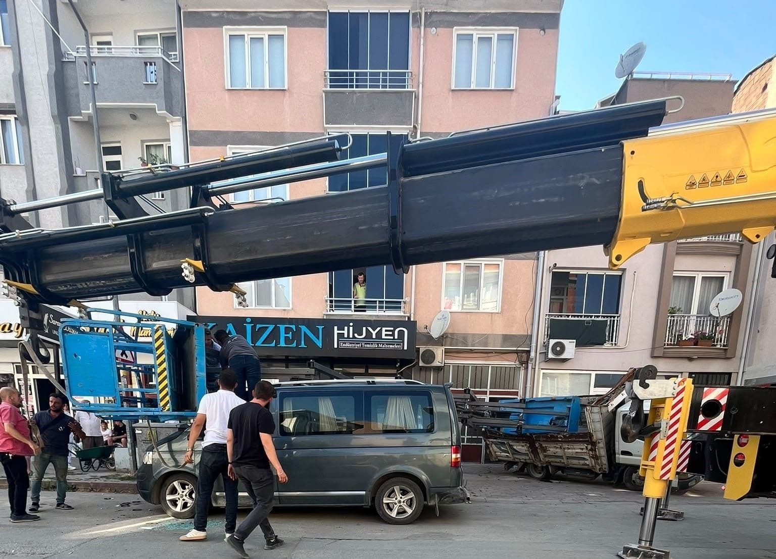 Bursa İnegöl'de minibüsün üzerine devrilen yük asansörü ve olay yeri.