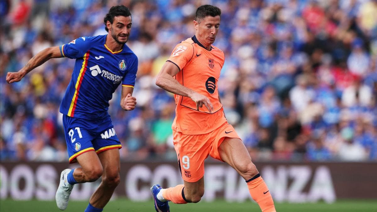 Barcelona'nın Getafe ile oynadığı La Liga maçından bir kare, Barcelonalı futbolcu Robert Lewandowski topla ilerliyor.