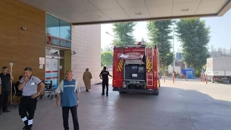 İnegöl Devlet Hastanesi önünde yangın sonrası bekleyen itfaiye aracı ve hastane personeli.