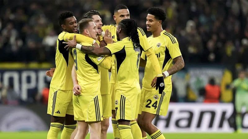 Fenerbahçeli futbolcular maçta gol sevinci yaşıyor.