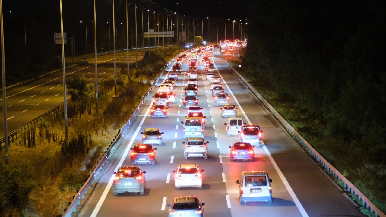 Bayram dönüşü otoyolda gece yoğun trafik, araç kuyrukları