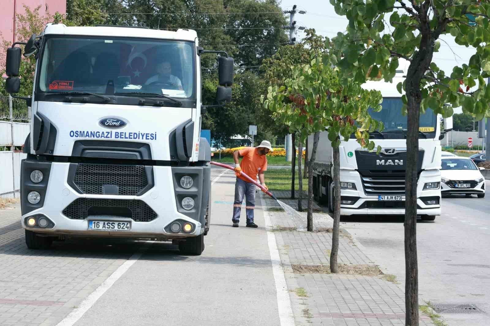 Osmangazi Belediyesi ekipleri, arazöz ile yol kenarındaki yeşil alanları suluyor.