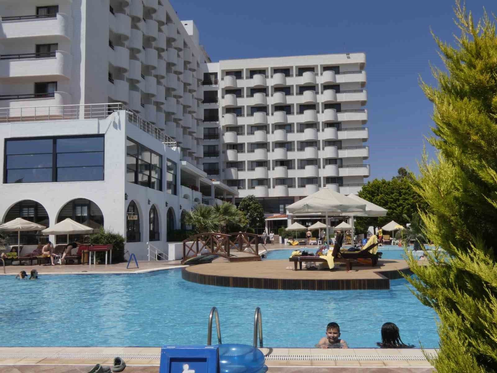 Ayvalık'ta Kurban Bayramı tatilinde dolu bir otelin yüzme havuzu ve çevresi.