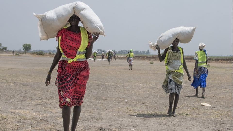 Afrika'da gıda yardımı taşıyan kadınlar, sağlıklı beslenme maliyeti, FAO raporu.