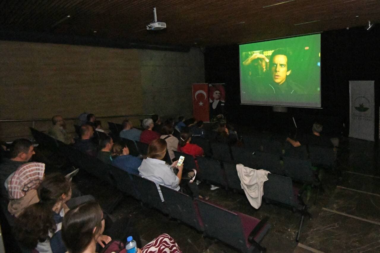 Bursa Panorama 1326 Fetih Müzesi'nde 'Müzede Bir Gece' etkinliğinde film izleyen izleyiciler.