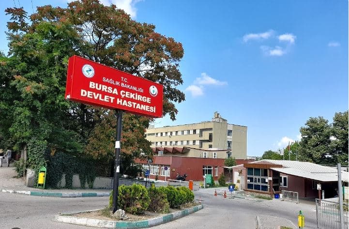 Bursa Çekirge Devlet Hastanesi tabelası ve binası.