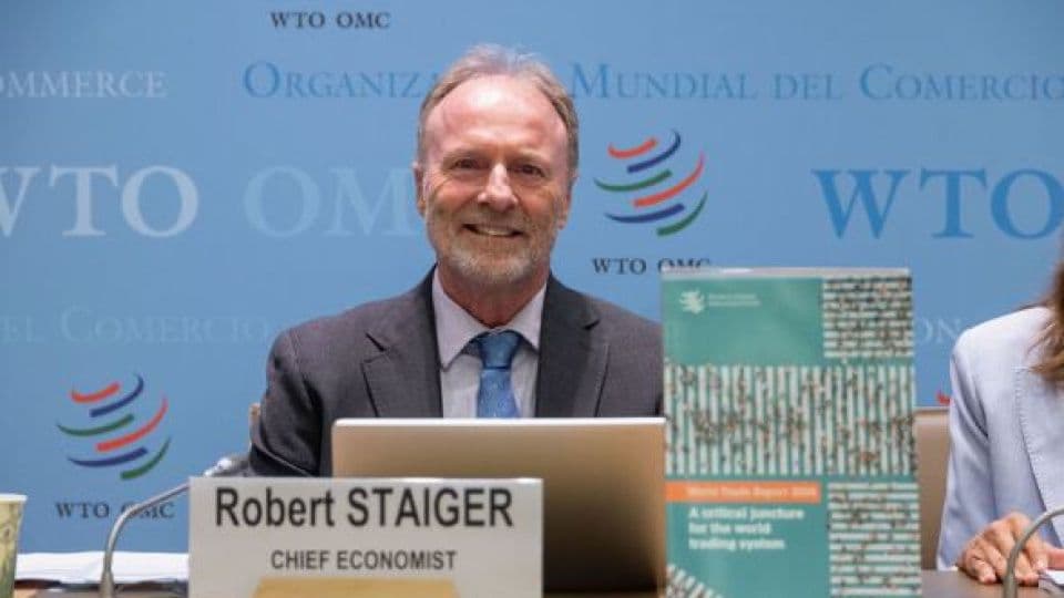 DTÖ Baş Ekonomisti Robert Staiger, küresel ticaret raporunu sunarken.