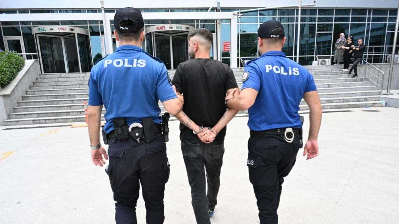 Mersin'de polis tarafından kelepçeli olarak götürülen Interpol kırmızı bültenle aranan uyuşturucu hükümlüsü